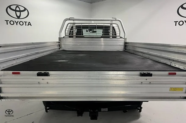 2024 Toyota Hilux SR image 12