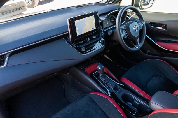 2024 TOYOTA Corolla Hatch Hybrid ZR image 8