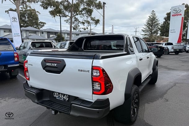 2024 Toyota Hilux 4x4 Rogue image 4