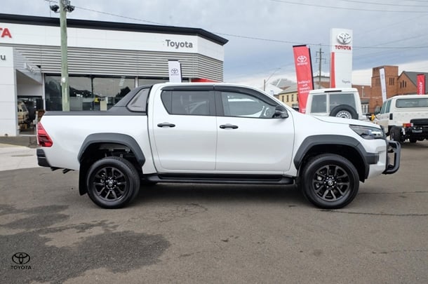 2023 Toyota HILUX Rogue image 3