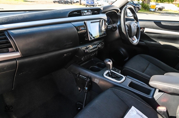 2020 Toyota HILUX SR5 image 6
