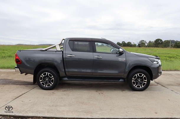 2020 Toyota Hilux 4x4 SR5 image 7