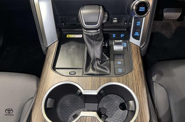 2022 Toyota Landcruiser VX image 26
