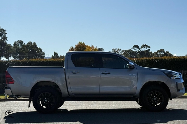 2021 Toyota HILUX SR5 image 8