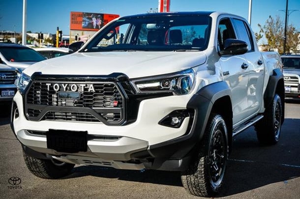 2024 Toyota Hilux 4x4 GR-S image 4