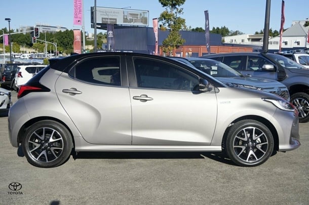 2022 Toyota Yaris Hybrid ZR image 2