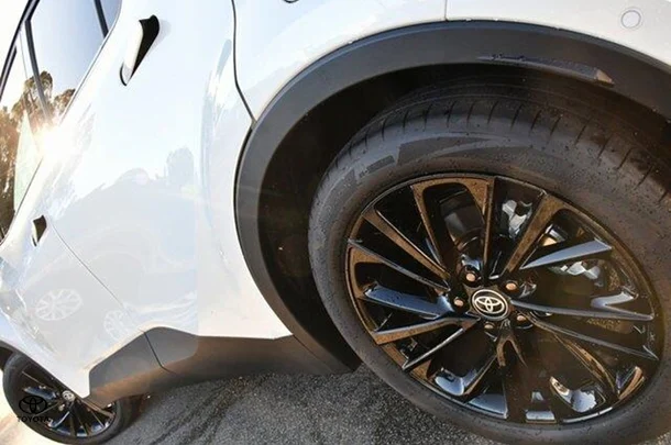 2024 Toyota C-HR Hybrid GR-Sport image 4