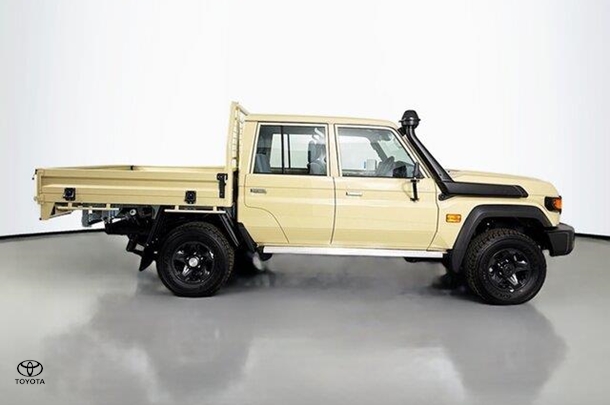 2025 Toyota LANDCRUISER MILITARY GXL image 10