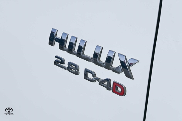 2017 Toyota HILUX SR5 image 13