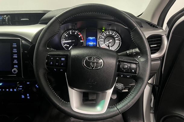 2023 Toyota Hilux SR5 image 16
