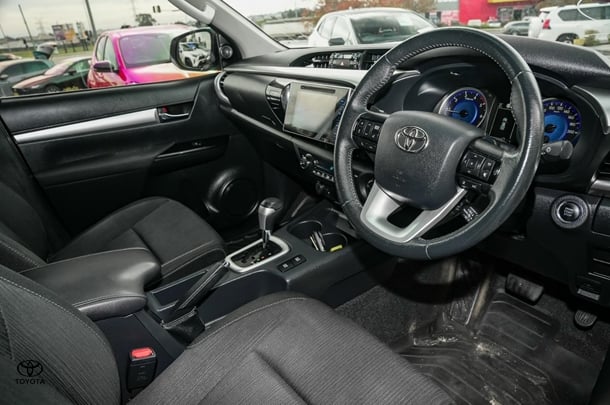 2019 Toyota HILUX SR5 image 8