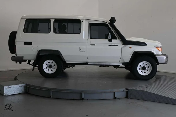 2021 Toyota LC Military GXL image 4