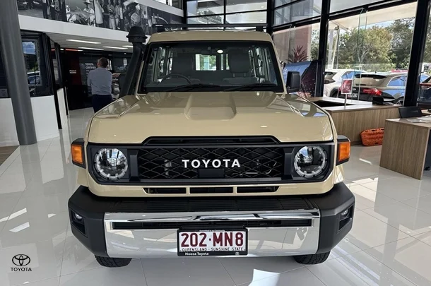 2023 Toyota LC Military GXL image 3