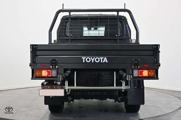 2025 Toyota LC Military GXL image 5