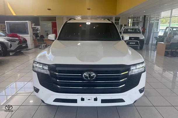 2023 Toyota Landcruiser GXL image 2