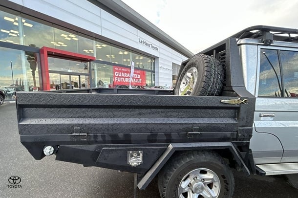 2021 Toyota LC Military GXL image 13