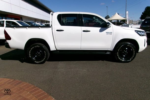 2022 Toyota Hilux 4x4 SR image 3
