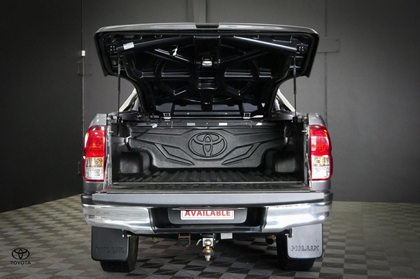 2017 Toyota Hilux 4x4 SR5 image 22