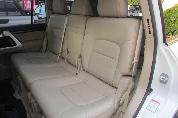 2019 Toyota Landcruiser VX image 16