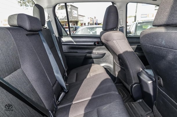 2024 Toyota HILUX SR image 7