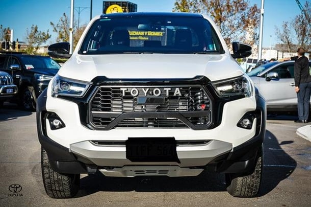 2024 Toyota Hilux 4x4 GR-S image 3