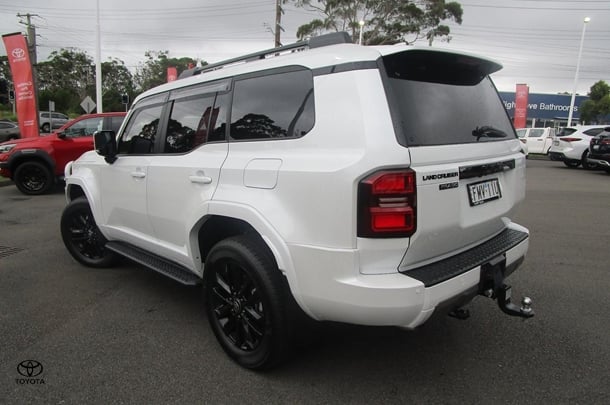 2024 Toyota Prado VX image 6