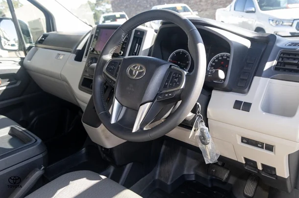 2022 Toyota HIACE LWB image 7