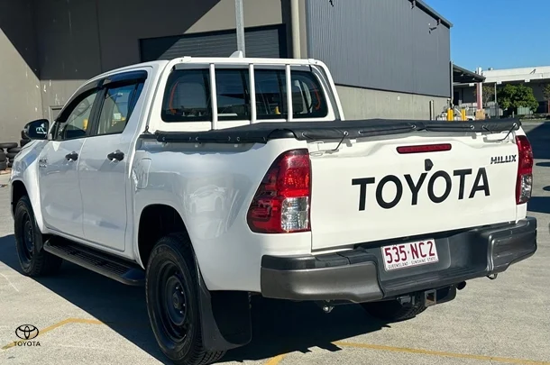 2022 Toyota Hilux SR image 5
