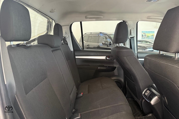 2023 Toyota Hilux SR5 image 15
