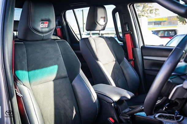 2023 Toyota Hilux 4x4 GR-S image 16