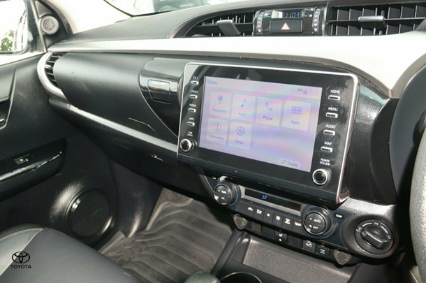 2022 Toyota Hilux 4x4 SR5 image 10