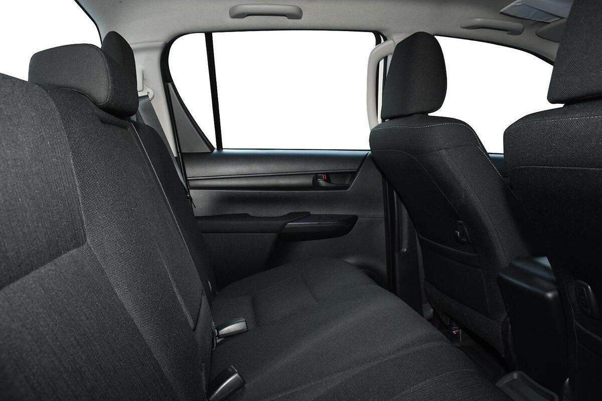 2025 Toyota Hilux SR Manual 4x4 Double Cab image 8