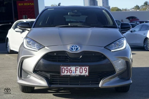 2022 Toyota Yaris Hybrid ZR image 4
