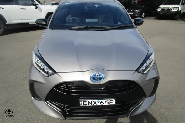2021 Toyota Yaris HB Hybrid ZR image 2