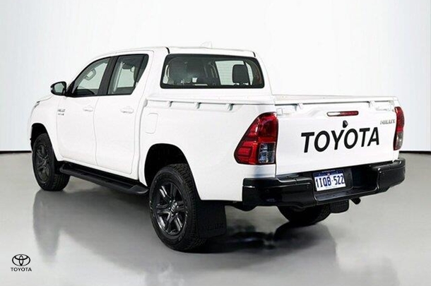 2024 Toyota Hilux SR image 6