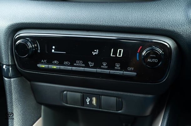 2023 TOYOTA Yaris Hybrid SX image 14