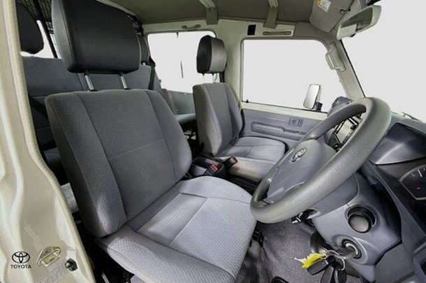 2021 Toyota LANDCRUISER MILITARY GXL image 11