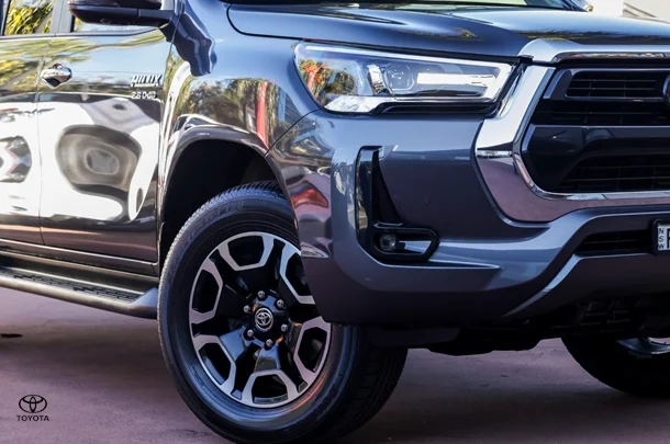 2023 TOYOTA Hilux 4x4 SR5 image 6