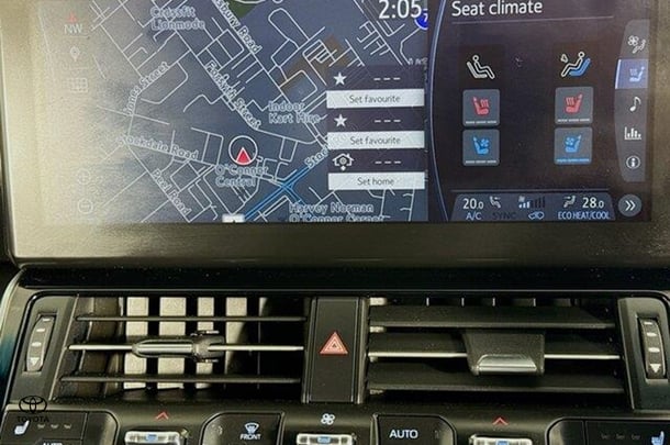 2022 Toyota LANDCRUISER VX image 16