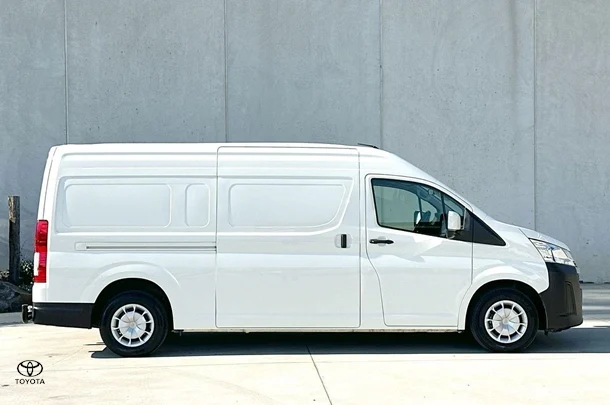 2022 Toyota Hiace SLWB image 11