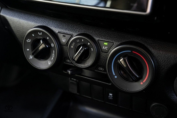 2019 Toyota Hilux 4x2 SR image 13