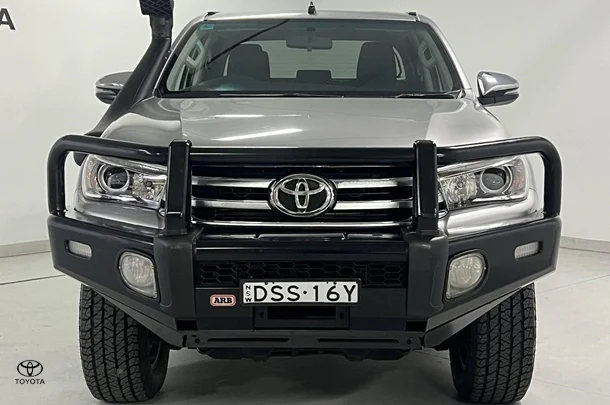 2017 Toyota Hilux SR5 image 3