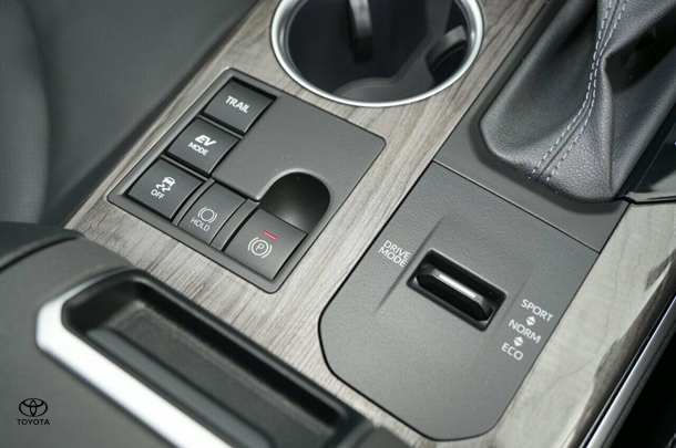 2024 Toyota Kluger Hybrid AWD GRANDE image 17