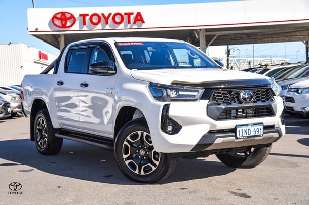 2024 Toyota HILUX SR5 image 1