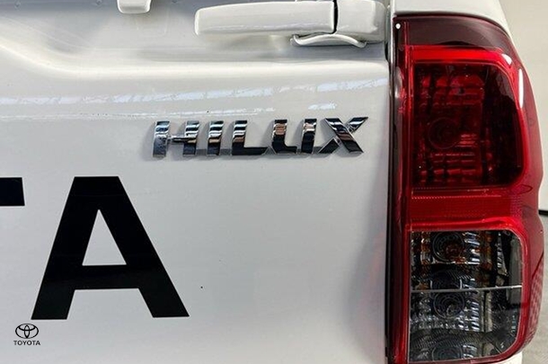 2024 Toyota Hilux SR image 8