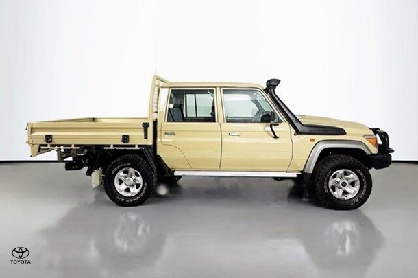 2021 Toyota LANDCRUISER MILITARY GXL image 10