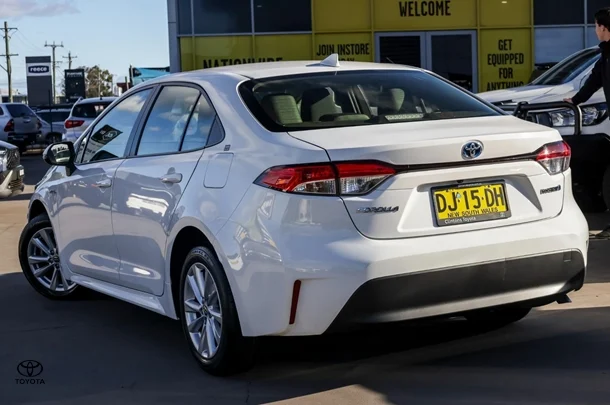 2023 Toyota Corolla Sedan Hybrid Ascent Sport image 3