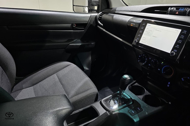 2023 Toyota Hilux SR image 28