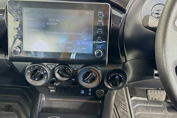2024 Toyota Hilux SR image 13