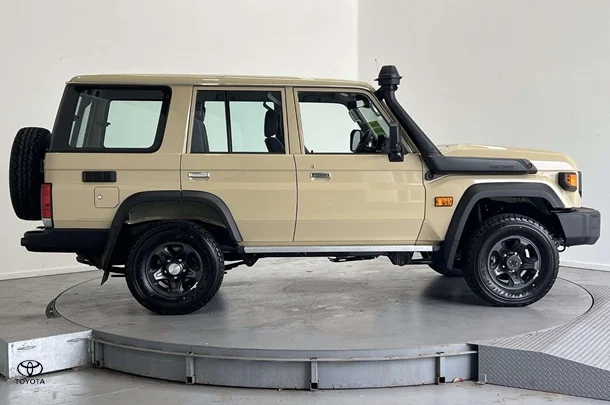 2023 Toyota LC Military GXL image 3
